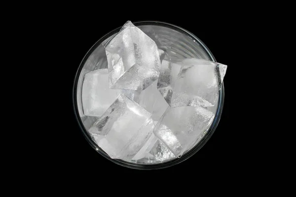 透明な氷は透明なガラスの中にある — ストック写真