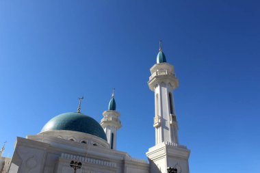 Parlak mavi arkaplan üzerine cami binası