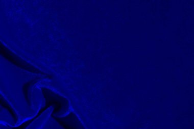 Buruşuk kadife kumaş dokusu güneşte parlıyor.