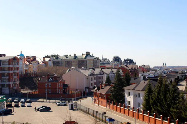 Krajobraz Miasta Dachy Domów Widoczne Błękitnym Czystym Niebie — Zdjęcie stockowe