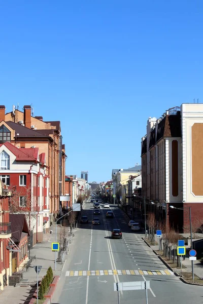 Городская Улица Весной Машинами Теплый Солнечный День — стоковое фото