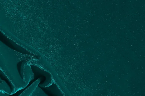 Buruşuk kadife kumaş dokusu güneşte parlıyor.