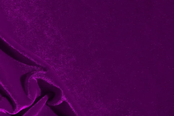 Buruşuk kadife kumaş dokusu güneşte parlıyor.