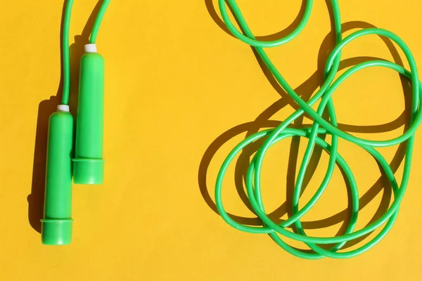 Verde Cuerda Salto Fitness Encuentra Sobre Fondo Amarillo —  Fotos de Stock