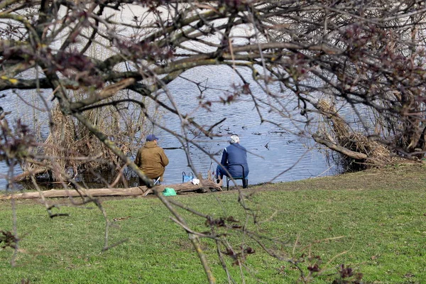 Dos Pescadores Orilla Del Río Pescan Principios Primavera — Foto de Stock