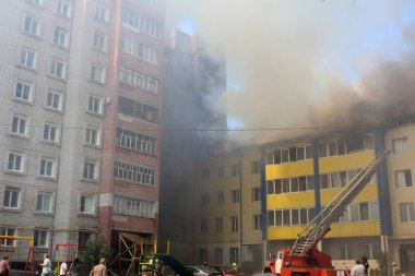 Sıcak, güneşli bir günde, yazın yanan bir binanın bulanık fotoğrafı.
