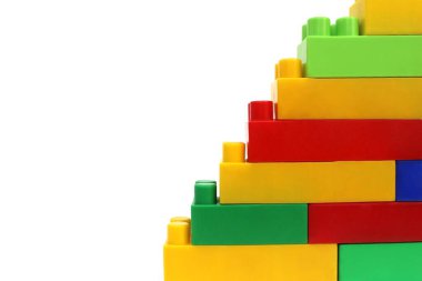 Piramit beyaz izole bir arkaplan üzerinde çok renkli parlak bir inşaatçının ayrıntılarından oluşturuldu