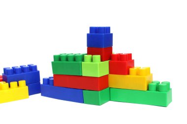 Çocukları eğlendirmek için beyaz arka planda çok renkli oyuncak üreticisi