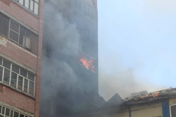 Sıcak, güneşli bir günde, yazın yanan bir binanın bulanık fotoğrafı.