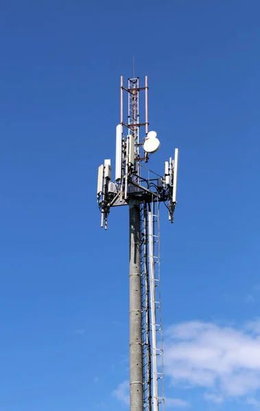 Ett Torn För Sändning Radiovågor Mot Blå Himmel — Stockfoto