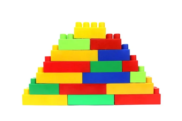 Piramide Assemblata Dai Dettagli Luminoso Costruttore Multicolore Uno Sfondo Bianco — Foto Stock