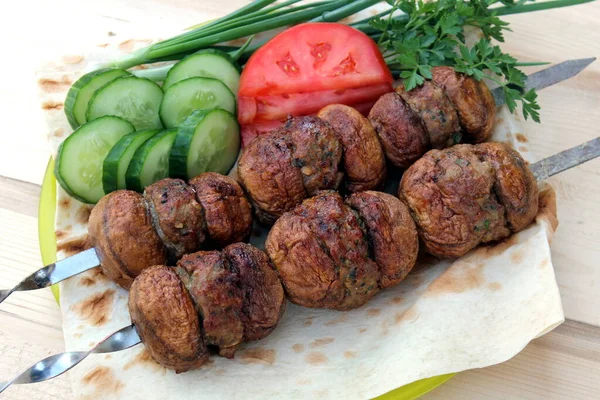 Funghi Ripieni Carne Macinata Piantati Spiedini Fritti Sulla Griglia Trovano — Foto Stock