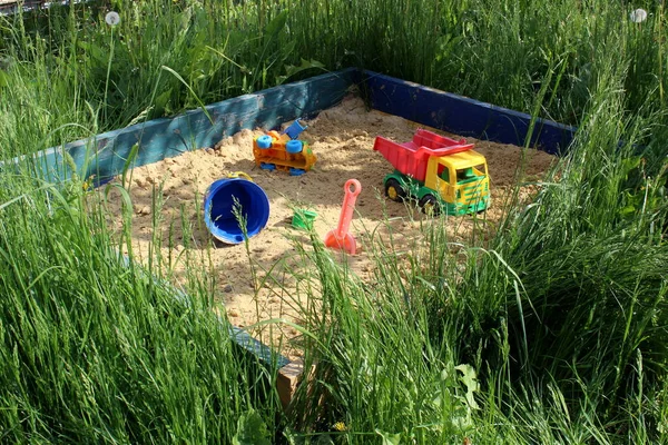 Bac Sable Été Dans Herbe Avec Jouets Abandonnés — Photo