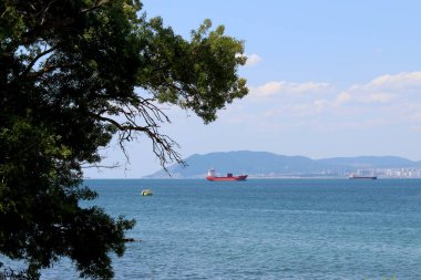 Ufukta denizde kargo için demirlenmiş tanklar var..