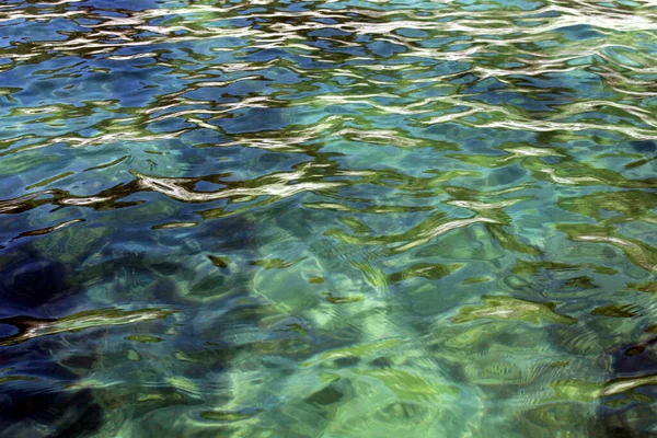 Mare Limpido Con Fondo Pietra Acqua Pulita Piccole Onde Che — Foto Stock