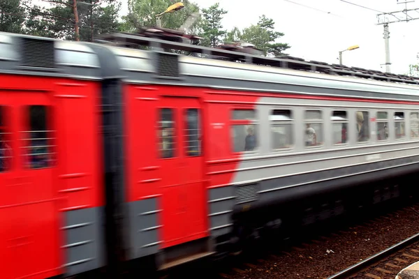 Foto Está Fora Foco Trem Viaja Nos Trilhos Ferroviários — Fotografia de Stock