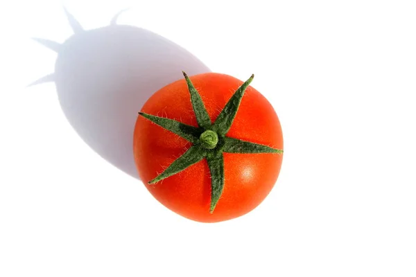 Tomate Vermelho Maduro Sobre Fundo Isolado Branco — Fotografia de Stock