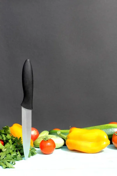 Uma Faca Cozinha Fica Contra Fundo Legumes Antes Preparar Jantar — Fotografia de Stock