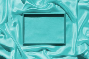 Katları olan güzel bir kumaş. Ortasında bir metin yeri var..