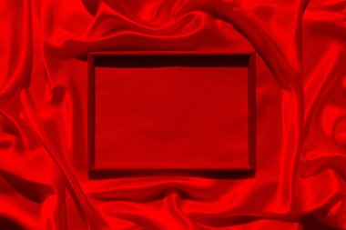 Katları olan güzel bir kumaş. Ortasında bir metin yeri var..