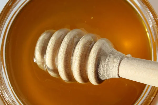 Een Houten Lepel Ligt Honing Een Pot — Stockfoto