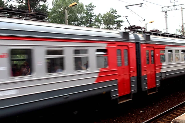 Foto Está Fora Foco Trem Viaja Nos Trilhos Ferroviários — Fotografia de Stock