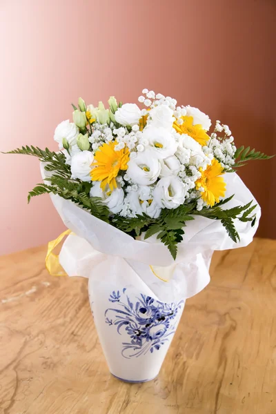 Begonia och gerbera blommor — Stockfoto