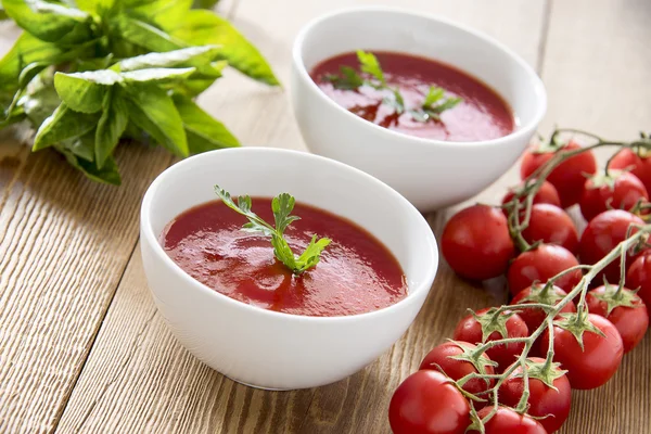 Sopa de tomate em tigelas — Fotografia de Stock