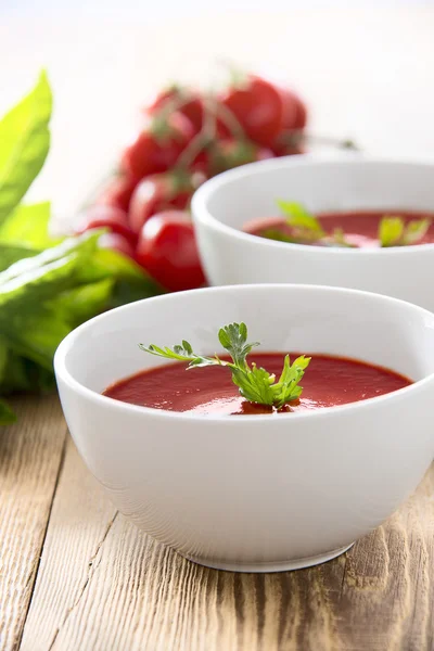 Sopa de tomate en cuencos — Foto de Stock