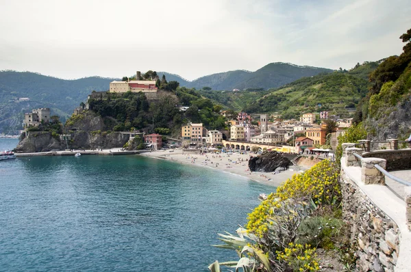 Monterosso vilarejo em Cinque Terre, Itália — Fotografia de Stock