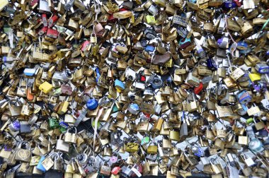 Paris'te aşk asma kilitler