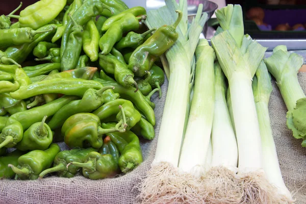 Fresh leeks and green peppers — Stock Photo, Image