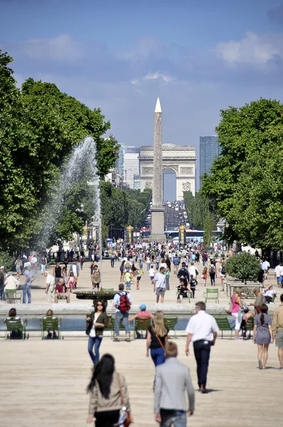 Touristen einen Tuileriengarten — Stockfoto