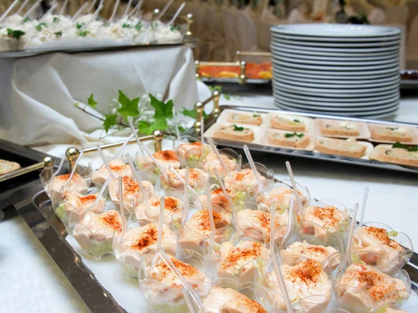 Deliciosos aperitivos canapés — Fotografia de Stock