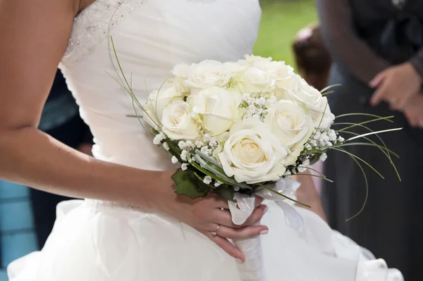 Nevěsta drží kytici květin — Stock fotografie
