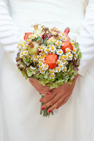 Nevěsta drží kytici — Stock fotografie