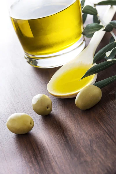 Oil and olives — Stock Photo, Image