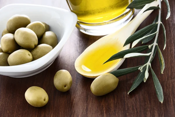 Oil and olives — Stock Photo, Image