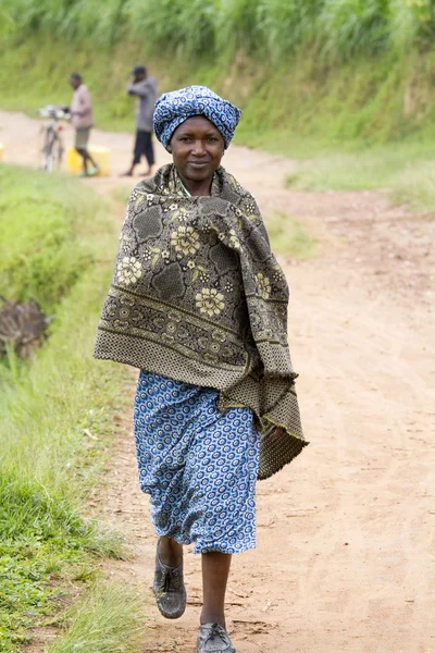 Donna africana per strada — Foto Stock