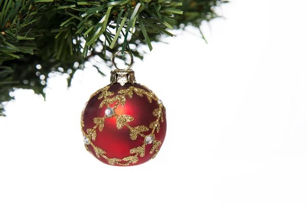 Piros üveg golyó a karácsonyfa ága — Stock Fotó