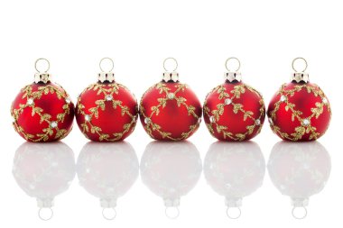 Kırmızı yılbaşı süsleri