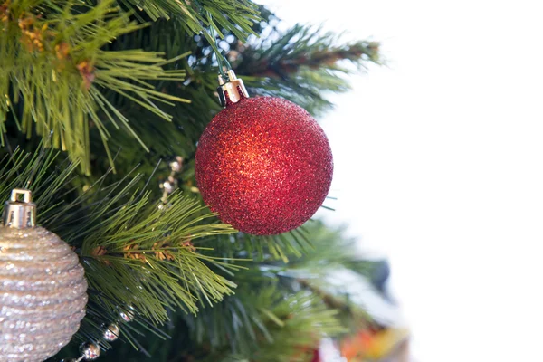 Rote Glaskugeln auf Weihnachtsbaumzweig — Stockfoto