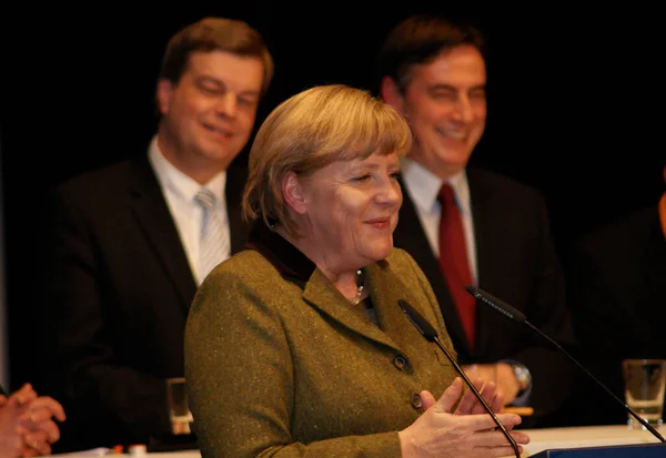 Başbakan Angela Merkel basın toplantısında mutlu