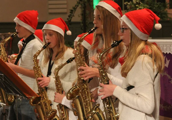 Five Teenagers Santa Hats Play Saxophone — Stock Photo, Image