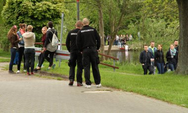 Koronalılar gruplar halinde koşmalarına rağmen, güvenlik geliyor.