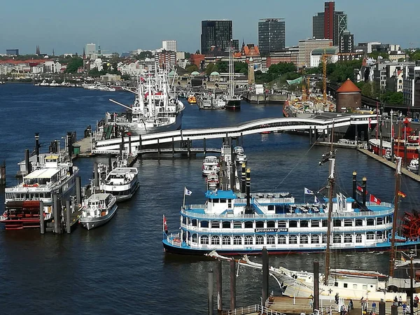 Yazın Hamburg ve Elbe 'nin Sankt Pauli Landungsbrcken manzarası