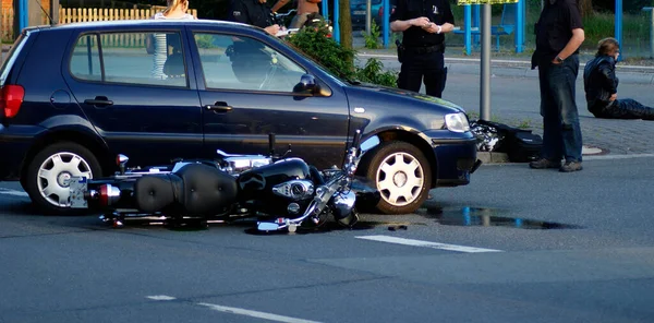 Rendőr Egy Motorkerékpár Autóbalesetben — Stock Fotó