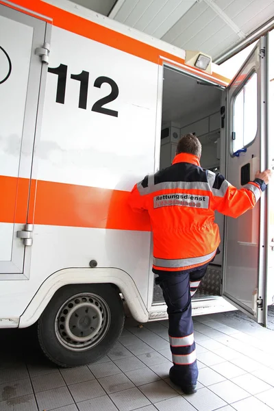 Ambulancier Monte Dans Ambulance — Photo