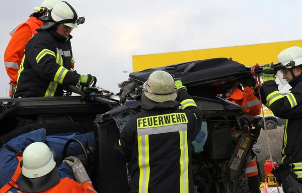 Scène d'un accident - les pompiers lors d'une opération de sauvetage — Photo