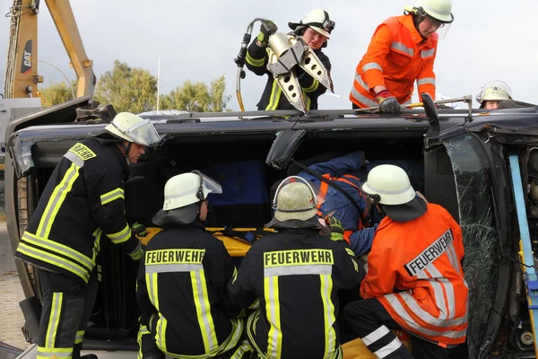 Scène d'un accident - sauvetage des pompiers par accident de voiture — Photo